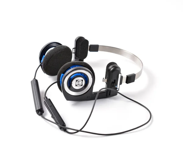 Casque classique noir avec casque bluetooth. fond isolé. concept d'écoute musicale. — Photo