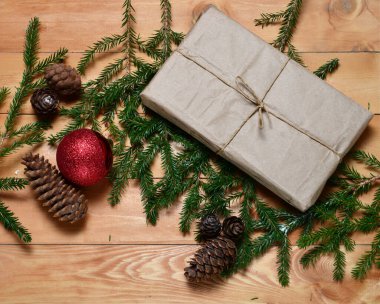 Noel kompozisyonlu ahşap masa hediye, gümüş Noel süslemeleri, çam kozalakları. Kopyala cpace, Düz yatay, üst görünüm