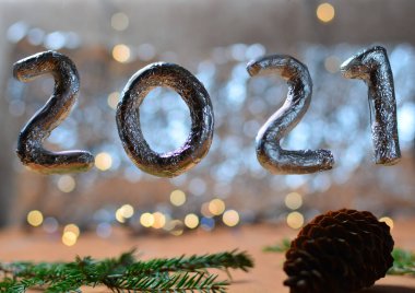 Bulanık gümüş ışıklara karşı 2021 numara. Yeni yıl konsepti. Boşluğu kopyala.