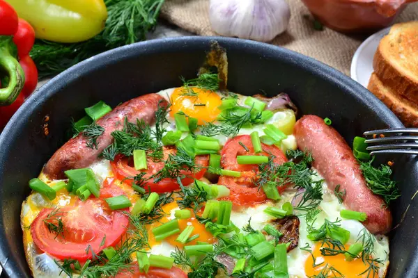 Huevos Revueltos Con Salchichas Fritas Cebollas Pimientos Rojos Dulces Todo —  Fotos de Stock