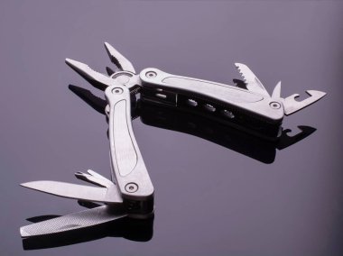 Çok işlevli bıçak, tornavida, kerpeten, bıçak. Her durum için konsept bıçağı, yürüyüş, onarım. Karanlık arka plan. Boşluğu kopyala.