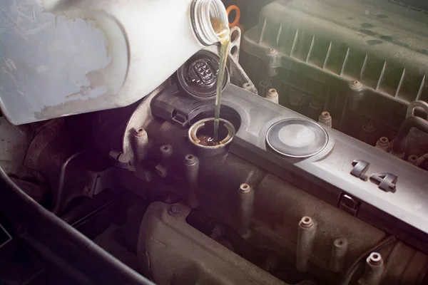 Substituindo Óleo Motor Por Carro Derramando Novo Óleo Uma Lata — Fotografia de Stock