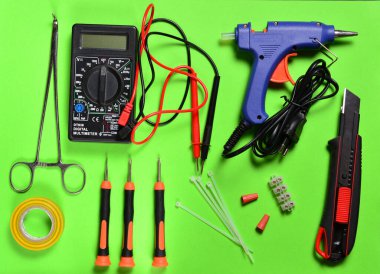 Cep telefonu elektrikçilerini tamir etmek gibi yeşil arka plan kavramına yönelik araçlar. düz alan, kopyala boşluk.