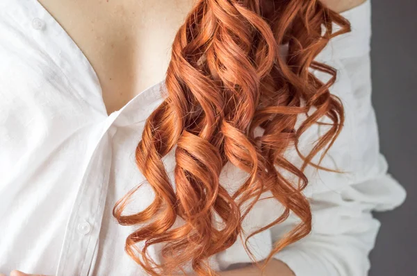 Hair 少女の髪の Hair Curls の赤の長い Hair Red Girl Red カールくるくる — ストック写真