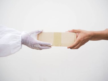 Coronavirus veya COVID-19 konsepti. Beyaz arkaplanda karantina sırasında kurye ile istemci arasındaki korumalı bağlantı