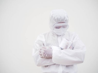 Elinde tuvalet kağıdı tutan Asyalı erkek doktor ya da PPE süit üniformalı bilim adamı. Koronavirüs karantinasında tuvalet kağıdı eksikliği. COVID-19 kavramı izole edilmiş beyaz arkaplan