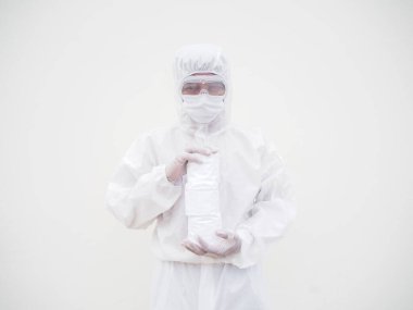 Elinde tuvalet kağıdı tutan Asyalı erkek doktor ya da PPE süit üniformalı bilim adamı. Koronavirüs karantinasında tuvalet kağıdı eksikliği. COVID-19 kavramı izole edilmiş beyaz arkaplan