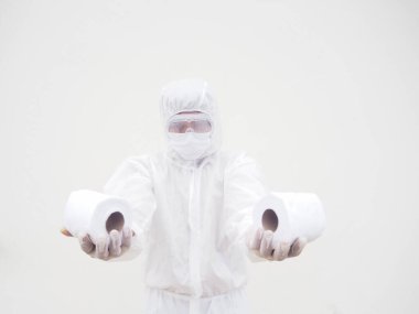 Elinde tuvalet kağıdı tutan Asyalı erkek doktor ya da PPE süit üniformalı bilim adamı. Koronavirüs karantinasında tuvalet kağıdı eksikliği. COVID-19 kavramı izole edilmiş beyaz arkaplan