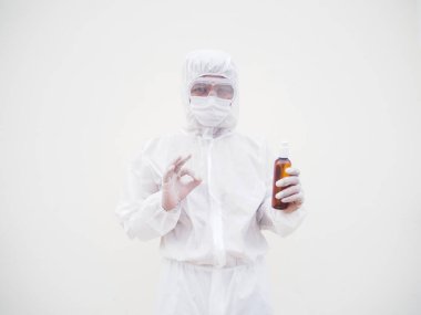 PPE üniformalı doktor ya da bilim adamının portresi. Elinde plastik şişeyle cilt bakımı ürünü taşıyor. COVID-19 kavramı izole edilmiş beyaz arkaplan