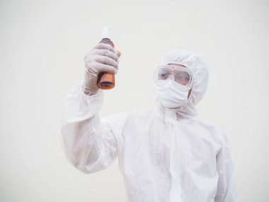 PPE üniformalı doktor ya da bilim adamının portresi. Elinde plastik şişeyle cilt bakımı ürünü taşıyor. COVID-19 kavramı izole edilmiş beyaz arkaplan