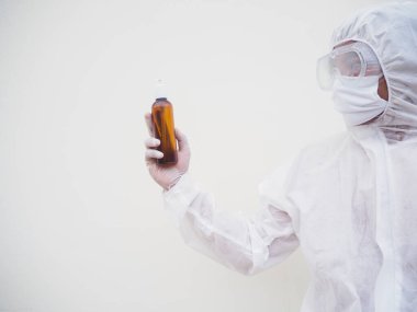 PPE üniformalı doktor ya da bilim adamının portresi. Elinde plastik şişeyle cilt bakımı ürünü taşıyor. COVID-19 kavramı izole edilmiş beyaz arkaplan