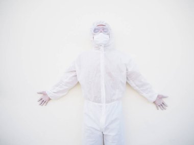 PPE üniformalı Asyalı doktor ya da bilim adamı beyaz arkaplan önünde rahatlamış ve el ele tutuşuyor. Coronavirus veya COVID-19 kavramı.