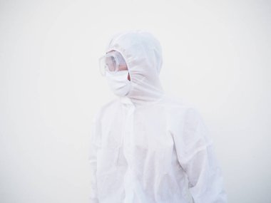 Beyaz arka planda metin ya da tasarım için sağ tarafta duran kendine güvenen Asyalı erkek doktor ya da PPE süit üniformalı bilim adamı. Coronavirus veya COVID-19 kavramı.