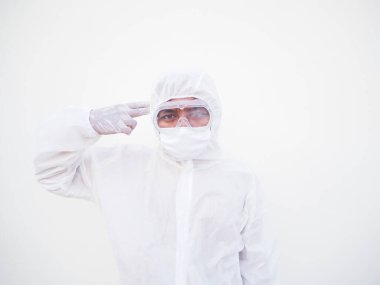 PPE süit üniformalı bir doktor ya da bilim adamı beyne silah gibi el sallıyor. Koronavirüs ya da COVID-19 ileri doğru izole edilmiş beyaz arkaplan