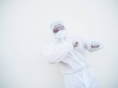 Kendine güvenen Asyalı erkek doktor ya da PPE süit üniformalı bilim adamı beyaz arka planda metin ya da tasarım için fotokopi alanının önünde dans eder gibi duruyor. Coronavirus veya COVID-19 kavramı.