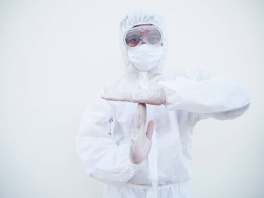 PPE süit üniformalı Asyalı doktor ya da bilim adamı ayakta ve ileriye bakarken el işaretleriyle mola veriyor. Coronavirus veya COVID-19 kavramı izole edilmiş beyaz arkaplan