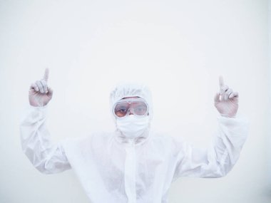 PPE süit üniformalı doktor ya da bilim adamı iki elini de yukarıdaki boşluğa doğru uzattığını gösteriyor. Coronavirus veya COVID-19 kavramı izole edilmiş beyaz arkaplan