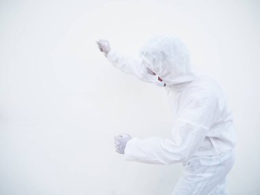 PPE üniformalı Asyalı doktor ya da bilim adamı beyaz bir arka planda mesaj ya da tasarım için yumruğunu sıktığını gösteriyor. Coronavirus veya COVID-19 kavramı