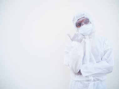 PPE üniformalı Asyalı erkek doktor ya da bilim adamı parmaklarını fotokopi uzayını işaret ederken ileri ve ileri bakıyor. Coronavirus veya COVID-19 kavramı izole edilmiş beyaz arkaplan