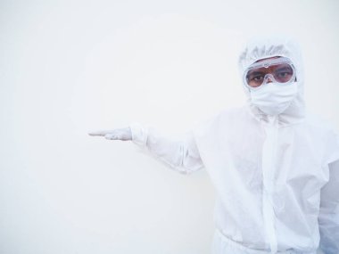 PPE süit üniformalı doktor ya da bilim adamı metin ya da tasarım için fotokopi alanı gösteriyor. Coronavirus veya COVID-19 kavramı izole edilmiş beyaz arkaplan