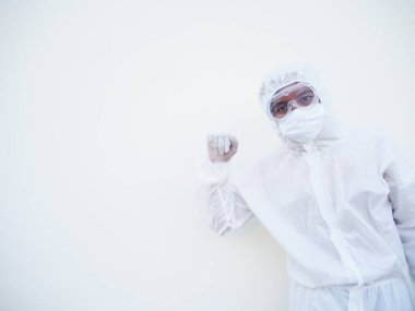 Beyaz arka planda metin ya da tasarım için fotokopi alanı olan PPE süit üniformalı kendine güvenen Asyalı erkek doktor ya da bilim adamı. Coronavirus veya COVID-19 kavramı.