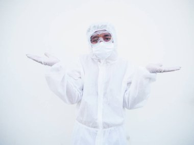 PPE süit üniformalı genç doktor ya da bilim adamı her iki elinde de fotokopi alanı olduğunu gösteriyor. Coronavirus veya COVID-19 kavramı izole edilmiş beyaz arkaplan