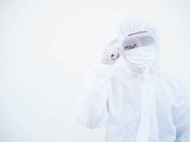 PPE süit üniformalı Asyalı erkek doktor ya da bilim adamı yazı veya tasarım için fotokopi alanı ararken parmağıyla beyni işaret ediyor. Coronavirus veya COVID-19 kavramı izole edilmiş beyaz arkaplan