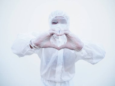 PPE süit üniformalı doktor ya da bilim adamı aşk işareti gösteriyor. Koronavirüs ya da COVID-19 ileri doğru izole edilmiş beyaz arkaplan