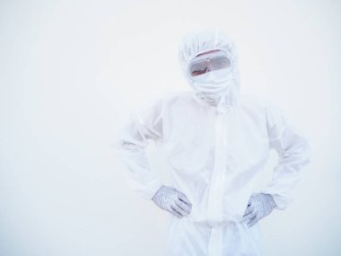 PPE süit üniformalı doktor ya da bilim adamı beyaz arka plan üzerinde ellerini gösteriyor. Coronavirus ya da COVID-19.