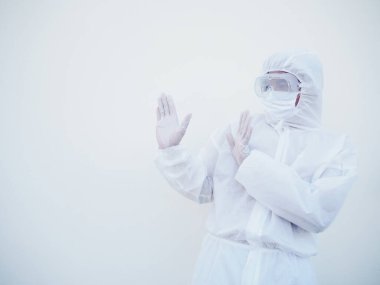 PPE üniformalı Asyalı erkek doktor ya da bilim adamı dur işareti gösteriyor. Coronavirus veya COVID-19 kavramı izole edilmiş beyaz arkaplan