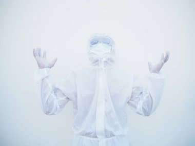 PPE süit üniformalı genç doktor ya da bilim adamı iki elini de boş alana kaldırıyor. Coronavirus veya COVID-19 kavramı izole edilmiş beyaz arkaplan