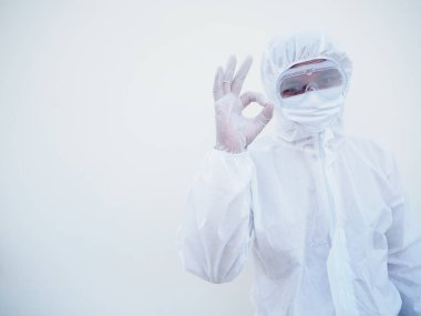 PPE süit üniformalı doktor ya da bilim adamı el işareti gösteriyor. Koronavirüs ya da COVID-19 ileri doğru izole edilmiş beyaz arkaplan