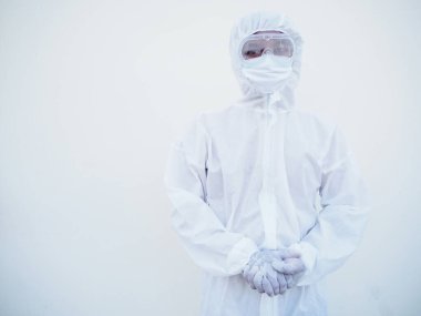 Asya 'lı genç doktor ya da PPE süit üniformalı bilim adamının portresi ileriye bakarken elini tutuyor. Coronavirus veya COVID-19 kavramı izole edilmiş beyaz arkaplan