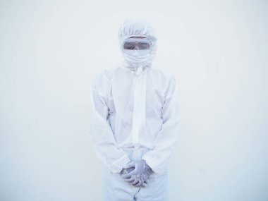 Yüz maskesi takan Asyalı erkek doktor ya da PPE süit üniformalı bilim adamı. Hüzünlü ve sakin, koronavirüs ya da COVID-19 konsepti gibi izole edilmiş beyaz arka plan