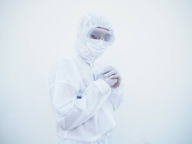 PPE süit üniformalı kendine güvenen Asyalı erkek doktor ya da bilim adamı portresi beyaz arka planda ileriye bakan derin düşünceli yaratıcı insan. COVID-19 kavramı.