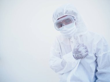 Yüz maskesi takan Asyalı erkek doktor ya da PPE süit üniformalı bilim adamı. Hüzünlü ve sakin, koronavirüs ya da COVID-19 konsepti gibi izole edilmiş beyaz arka plan