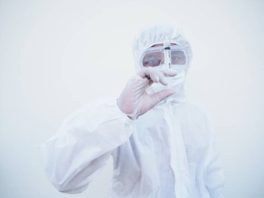 Asyalı doktor ya da PPE süit üniformalı bilim adamı elinde şırınga tutuyordu. Coronavirus veya COVID-19 kavramı izole edilmiş beyaz arkaplan