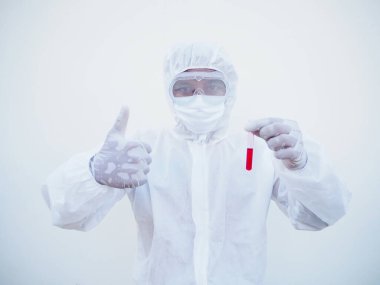 PPE süit üniformalı Asyalı doktor ya da bilim adamı. Kan tüpü testi yapan kişisel koruyucu ekipman. Coronavirus veya COVID-19 kavramı izole edilmiş beyaz arkaplan
