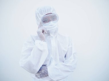 PPE süitindeki kendine güvenen Asyalı erkek doktor ya da bilim adamı portresi boş alan derin düşünen yaratıcı insan çene üstüne çene ve beyaz arka plana bakıyor. COVID-19 kavramı.