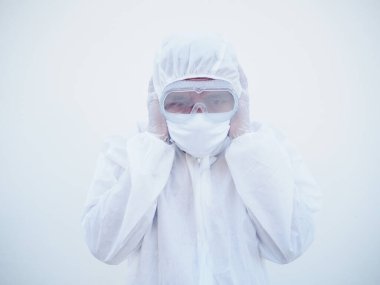 PPE üniformalı Asyalı doktor ya da bilim adamı kulakları elleriyle kapatıyor. Koronavirüs tehlikesi veya COVID-19 konsepti izole edilmiş beyaz arkaplan