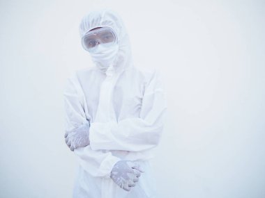 Beyaz arka planda ellerini katlarken PPE süit üniformalı kendine güvenen Asyalı doktor ya da bilim adamının portresi. Coronavirus veya COVID-19 kavramı.