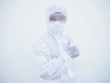 PPE üniformalı Asyalı erkek doktor ya da bilim adamı baş parmağını kaldırıyor. Coronavirus veya COVID-19 kavramı izole edilmiş beyaz arkaplan
