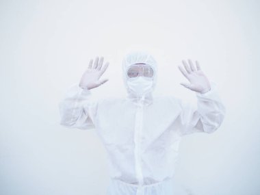 PPE süit üniformalı Asyalı erkek doktor ya da bilim adamı geleceğe bakarken dur işareti gösteriyor. Coronavirus veya COVID-19 kavramı izole edilmiş beyaz arkaplan