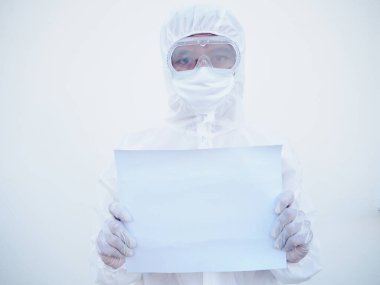 PPE süit üniformalı genç bir doktor ya da bilim adamı iki eliyle önlerine bakarken boş kağıt tutuyorlar. Coronavirus veya COVID-19 kavramı izole edilmiş beyaz arkaplan