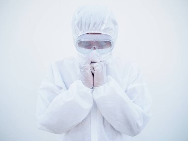 PPE süit üniformalı Asyalı erkek doktor veya bilim adamının yakın çekimleri, koronavirüs salgını veya COVID-19 izole beyaz arka plan salgını sırasında stres ve dua içeriyor. 