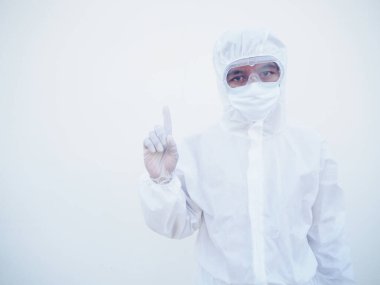 PPE süit üniformalı doktor ya da bilim adamı yukarıdaki boşluğa el sallıyor. Coronavirus veya COVID-19 kavramı izole edilmiş beyaz arkaplan