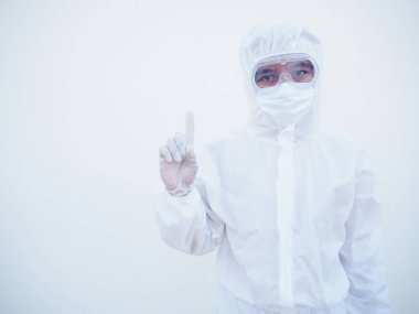 PPE süit üniformalı doktor ya da bilim adamı yukarıdaki boşluğa el sallıyor. Coronavirus veya COVID-19 kavramı izole edilmiş beyaz arkaplan