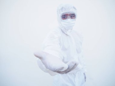PPE üniformalı Asyalı doktor ya da bilim adamı selamlama ve hoş geldin demek için tokalaşmayı öneriyor. Coronavirus veya COVID-19 kavramı izole edilmiş beyaz arkaplan