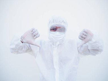 PPE üniformalı Asyalı erkek doktor ya da bilim adamı baş parmağını kaldırıyor. Coronavirus veya COVID-19 kavramı izole edilmiş beyaz arkaplan