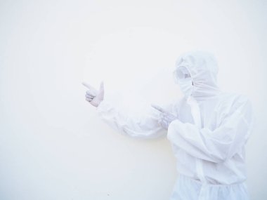 PPE süit üniformalı Asyalı erkek doktor ya da bilim adamı iki parmağını fotokopi çekerken ileri ve ileri doğru bakıyor. Coronavirus veya COVID-19 kavramı izole edilmiş beyaz arkaplan